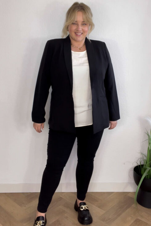 Schwarzer Blazer, weißes Shirt, schwarze skinny Jeans