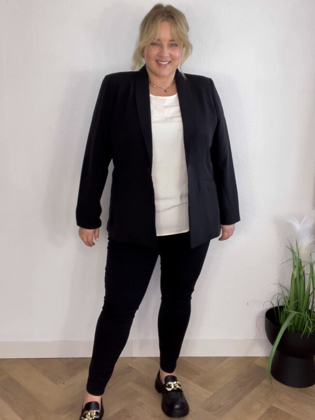 Schwarzer Blazer, weißes Shirt, schwarze skinny Jeans