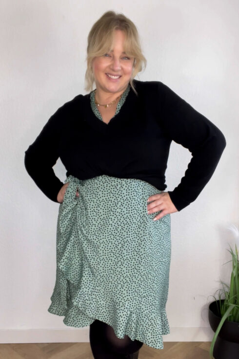 Midikleid Grün & Pullover Schwarz