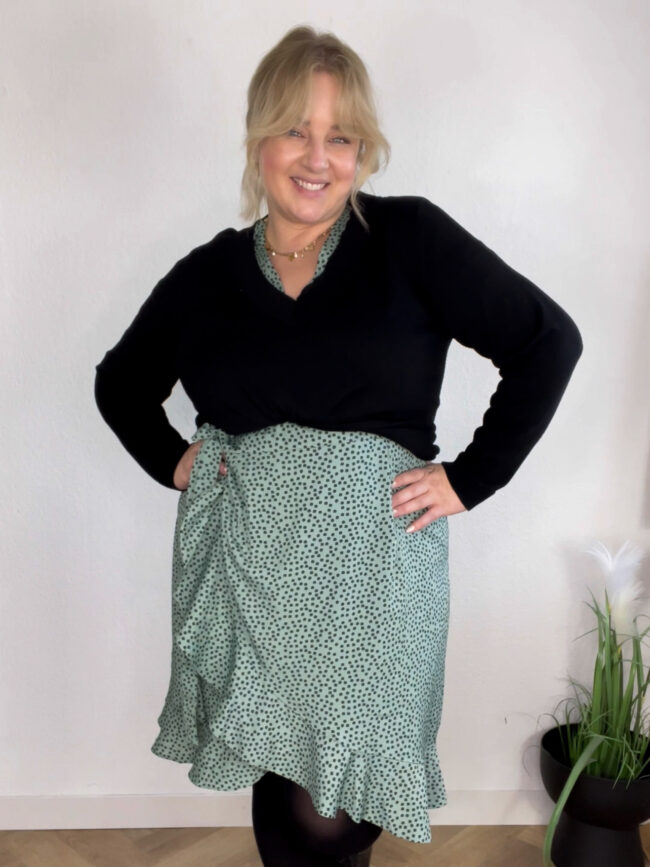 Midikleid Grün & Pullover Schwarz