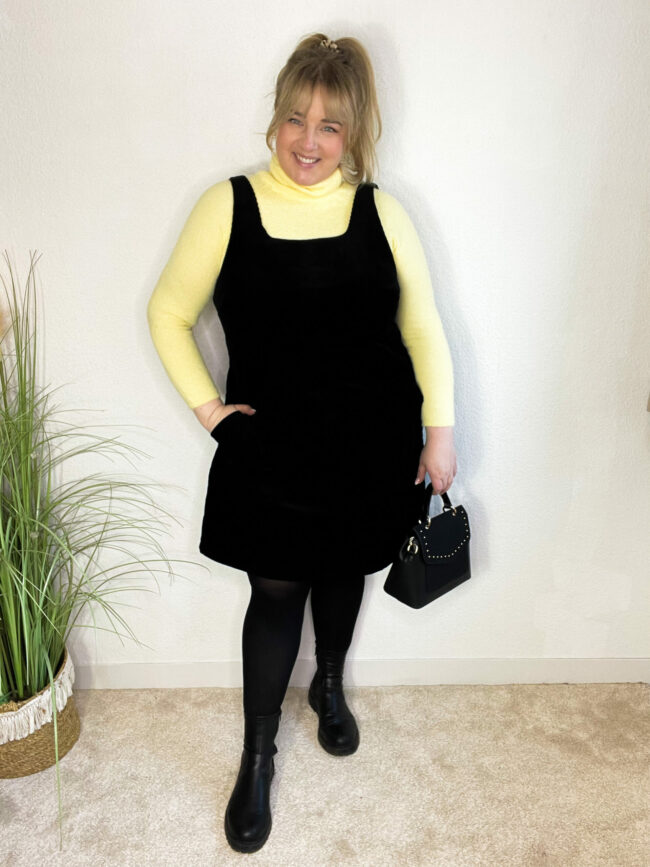 Schwazes Latzkleid, gelber Pulli