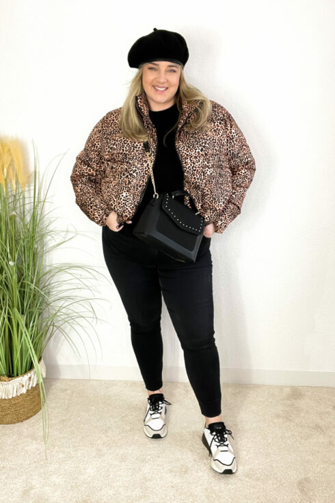 Schwarzer Rolli, schwarze skinny Jeans, Leojacke, Cap & Tasche