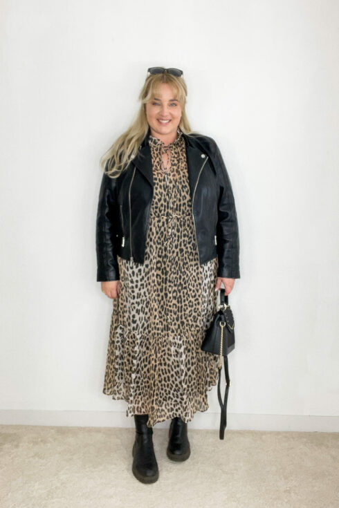 Leokleid, Lederjacke, Boots