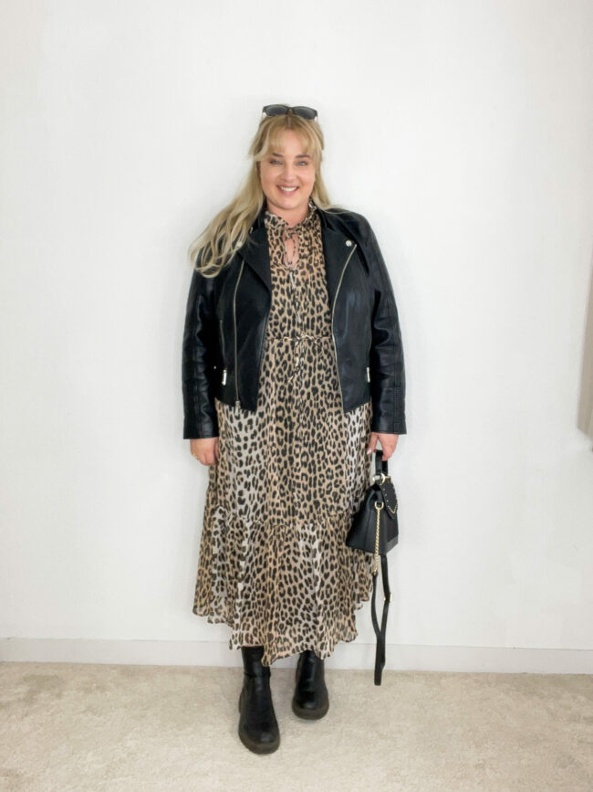 Leokleid, Lederjacke, Boots