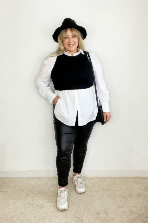 Lederhose, Longbluse, schwarzes Top, Hut, Sneaker, Tasche