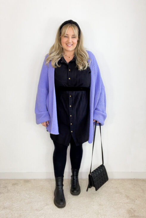 Schwarzes Kleid, Strickjacke Flieder, Gürtel, Schuhe, Tasche