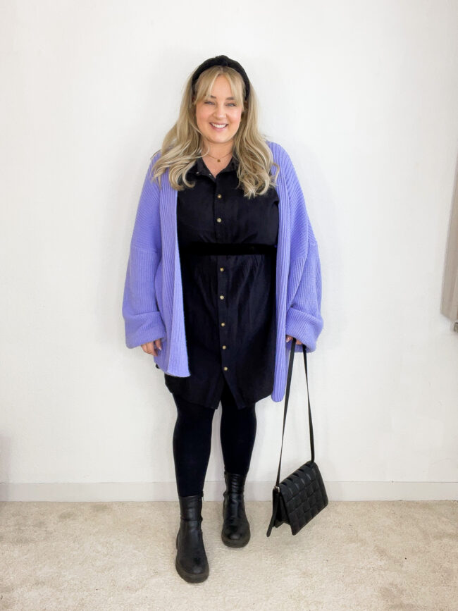 Schwarzes Kleid, Strickjacke Flieder, Gürtel, Schuhe, Tasche