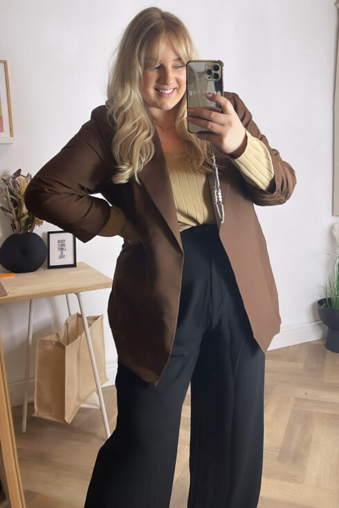 Brauner Blazer, beiges Oberteil, schwarze Hose