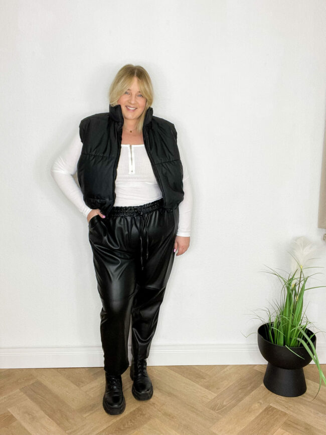 Lederjogger, Weste, Langarmshirt, Boots