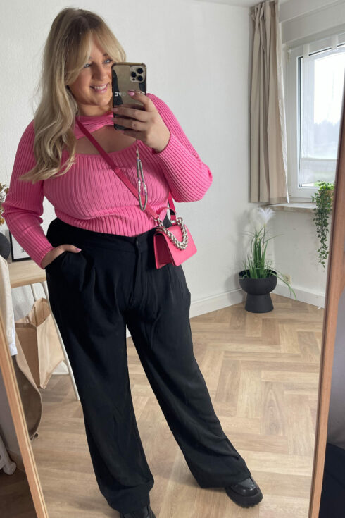 Pinkes Oberteil, Wide-Leg Hose, Loafers