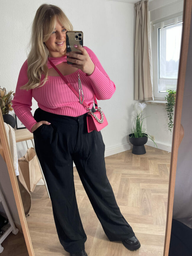 Pinkes Oberteil, Wide-Leg Hose, Loafers