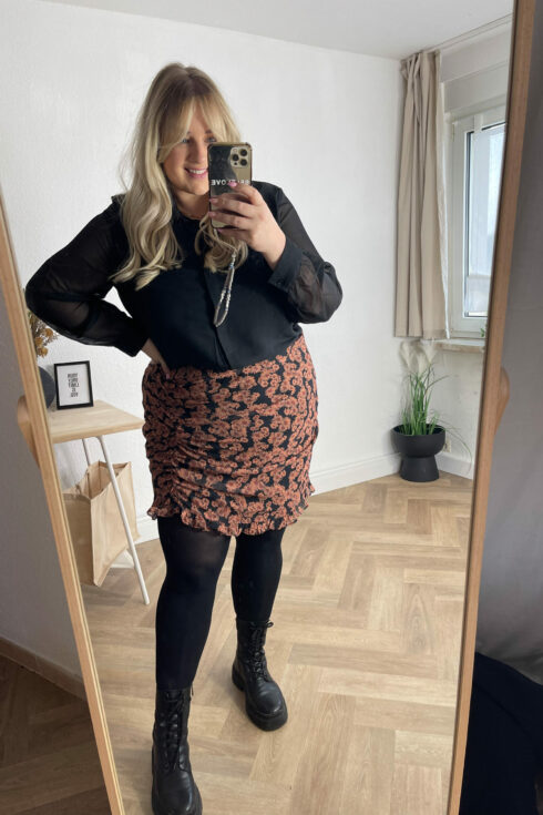 Mini Blumenrock, schwarze Bluse, Boots
