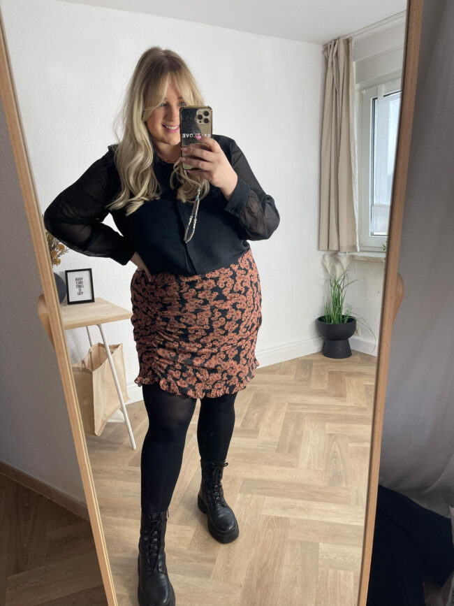 Mini Blumenrock, schwarze Bluse, Boots