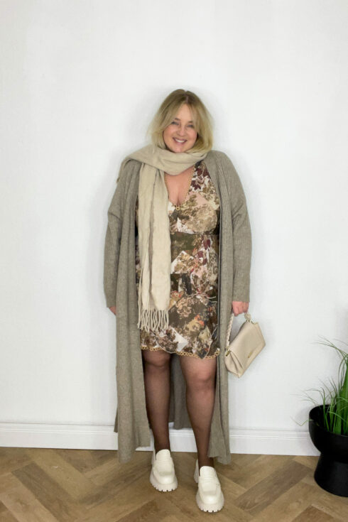 Kleid, Strickjacke, Schal, Loafers