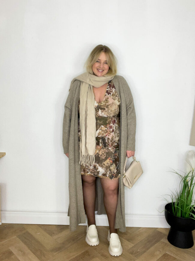 Kleid, Strickjacke, Schal, Loafers