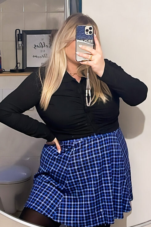 Rock Blau kariert, Oberteil Schwarz