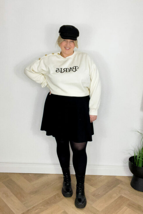 Paris Pulli weiß, Schwarzer Rock, Boots, Cap