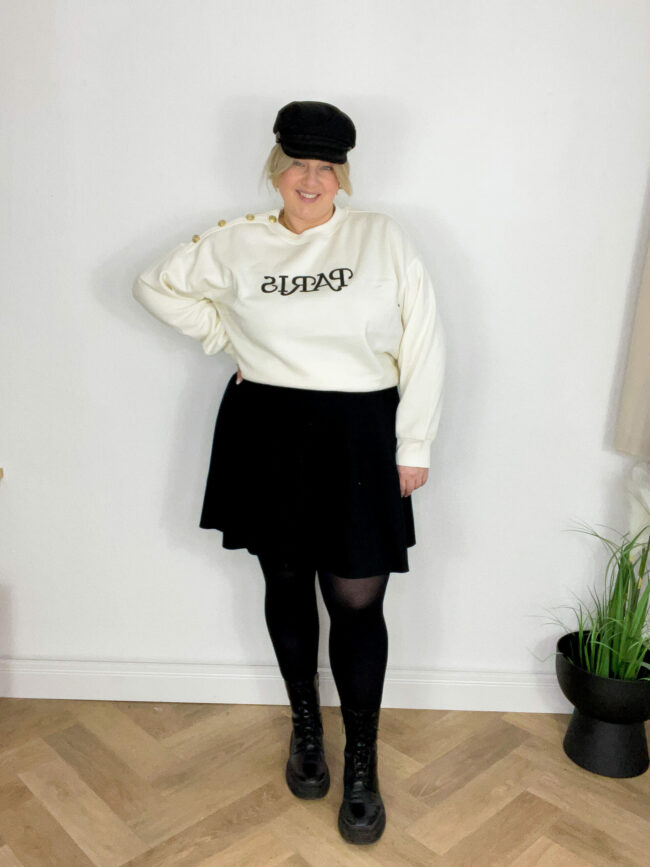 Paris Pulli weiß, Schwarzer Rock, Boots, Cap