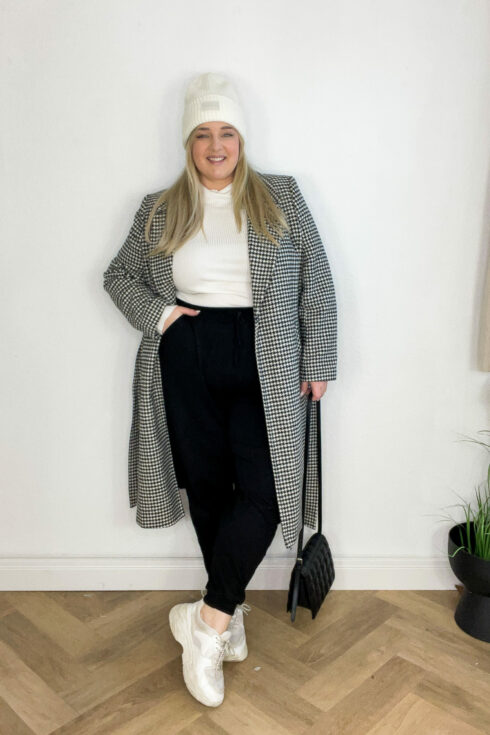 Jogger, Weißes Oberteil, Mantel, Sneaker