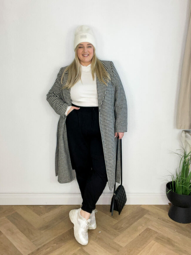 Jogger, Weißes Oberteil, Mantel, Sneaker