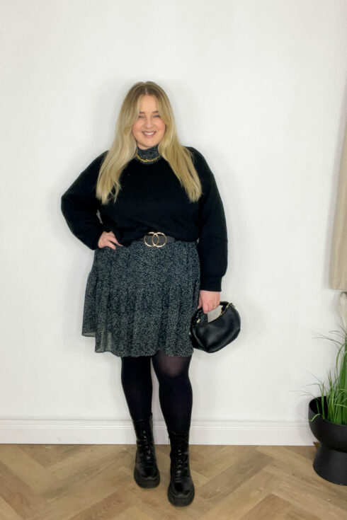 Kleid Schwarz Weiß Leomuster, Boots, Pulli, Gürtel