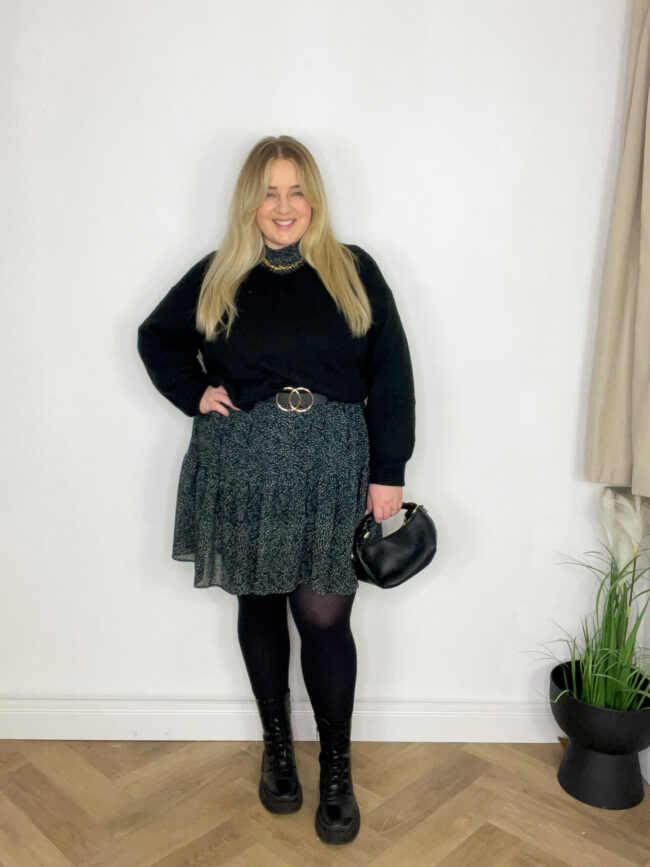 Kleid Schwarz Weiß Leomuster, Boots, Pulli, Gürtel