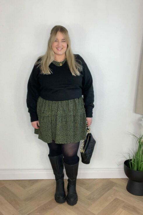 Kleid Khaki Blumenmuster, Pullover Schwarz, Stiefel