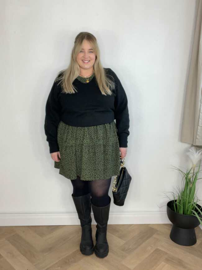 Kleid Khaki Blumenmuster, Pullover Schwarz, Stiefel