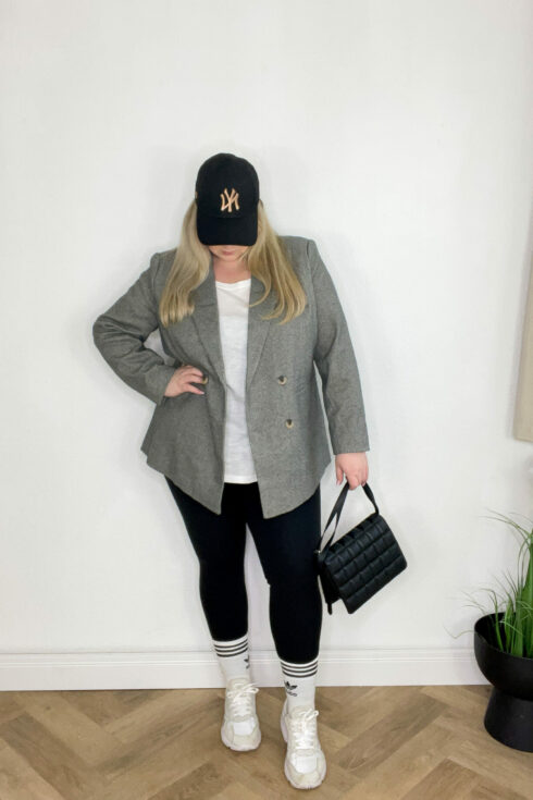 Blazer Grau, Basecap Schwarz. Leggings Schwarz, Socken & Sneaker Weiß