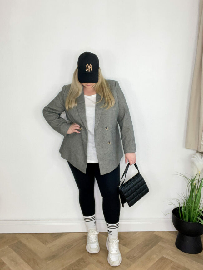 Blazer Grau, Basecap Schwarz. Leggings Schwarz, Socken & Sneaker Weiß