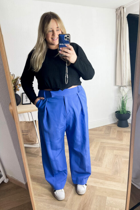 Pulli Schwarz, Hose Wide Leg Blau