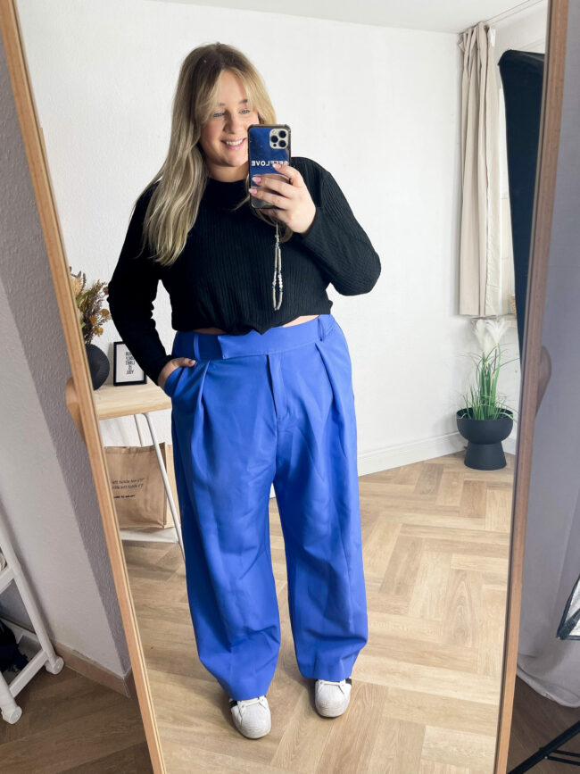 Pulli Schwarz, Hose Wide Leg Blau