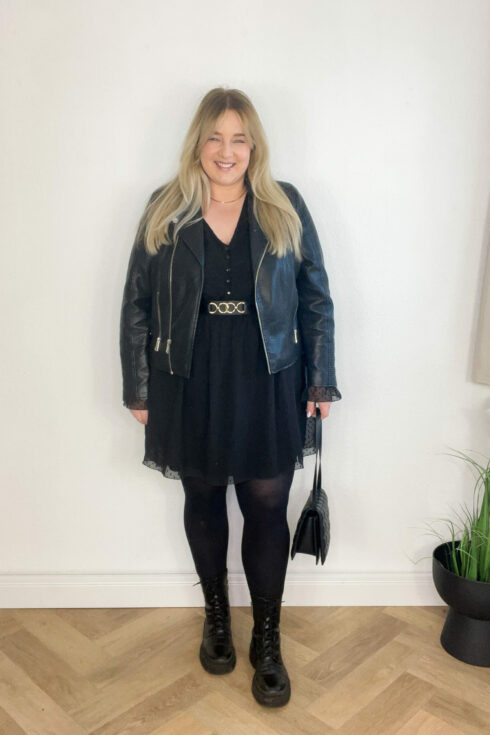Kleid, Gürtel, Lederjacke, Boots Schwarz