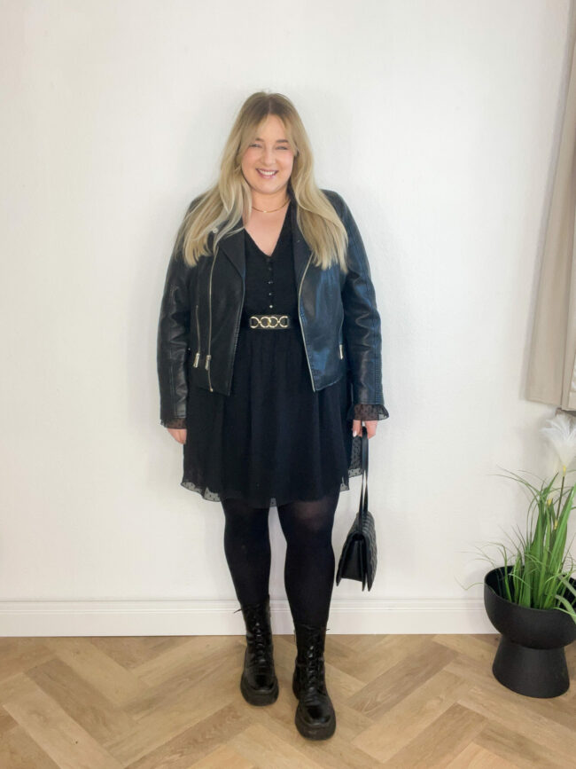 Kleid, Gürtel, Lederjacke, Boots Schwarz
