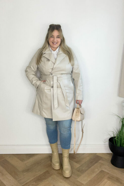 Trenchcoat Beige, Skinny Jeans Hellblau, Boots Beige, Longbluse Weiß