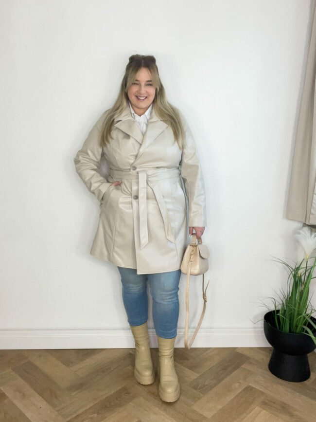 Trenchcoat Beige, Skinny Jeans Hellblau, Boots Beige, Longbluse Weiß