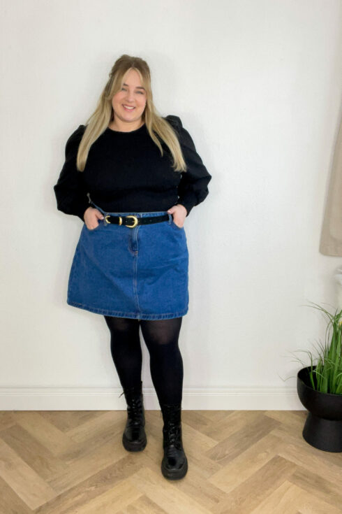 Pullover Schwarz, Jeansrock mit schwarzem Gürtel, Strumpfhose & Boots Schwarz