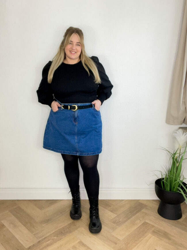 Pullover Schwarz, Jeansrock mit schwarzem Gürtel, Strumpfhose & Boots Schwarz