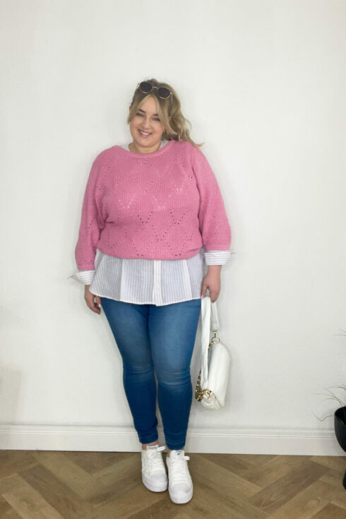Pullover Rosa, Longbluse Weiß, Skinny Jeans Dunkelblau, Sneaker Weiß