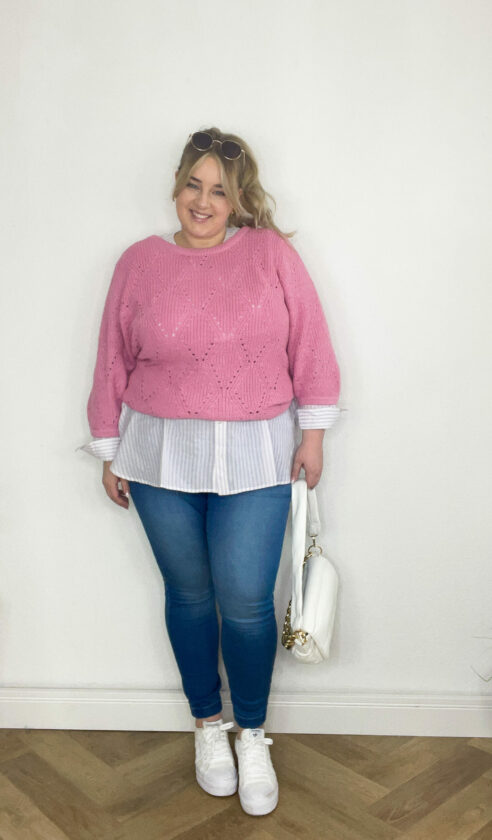 Pullover Rosa, Longbluse Weiß, Skinny Jeans Dunkelblau, Sneaker Weiß