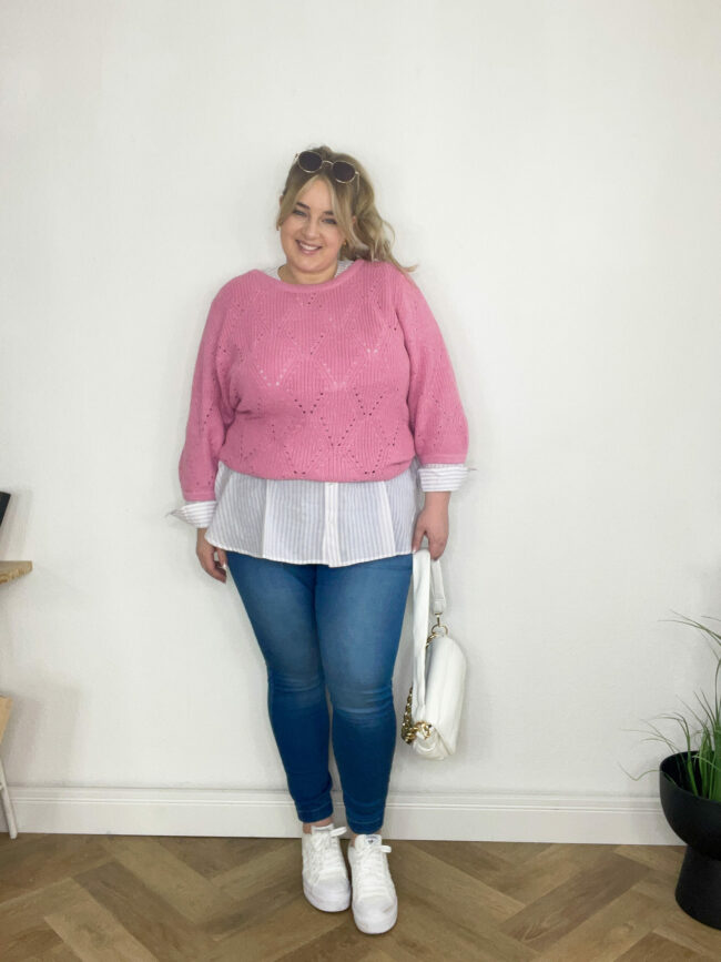 Pullover Rosa, Longbluse Weiß, Skinny Jeans Dunkelblau, Sneaker Weiß