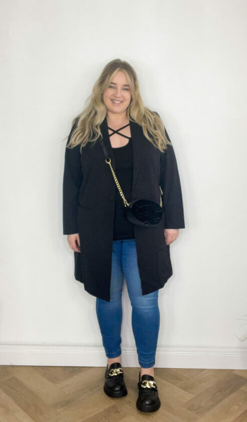 Cardigan Schwarz, Skinny Jeans Dunkelblau, Top Schwarz, Tasche, Loafers