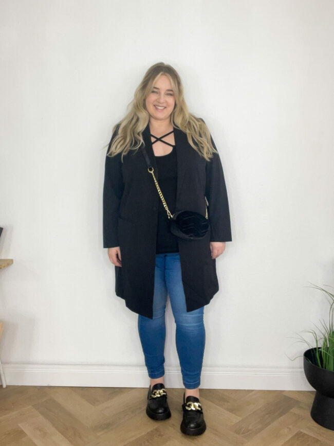 Cardigan Schwarz, Skinny Jeans Dunkelblau, Top Schwarz, Tasche, Loafers
