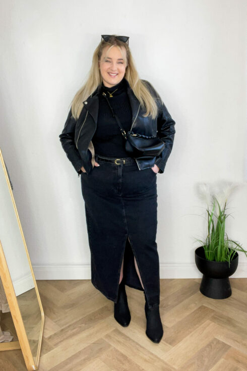 Lederjacke, Rolli Schwarz, Gürtel, Jeansrock Schwarz, Stiefel