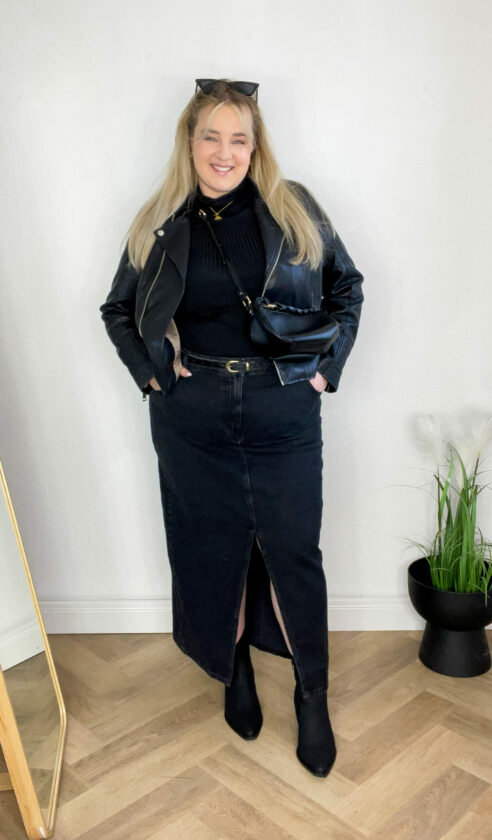 Lederjacke, Rolli Schwarz, Gürtel, Jeansrock Schwarz, Stiefel