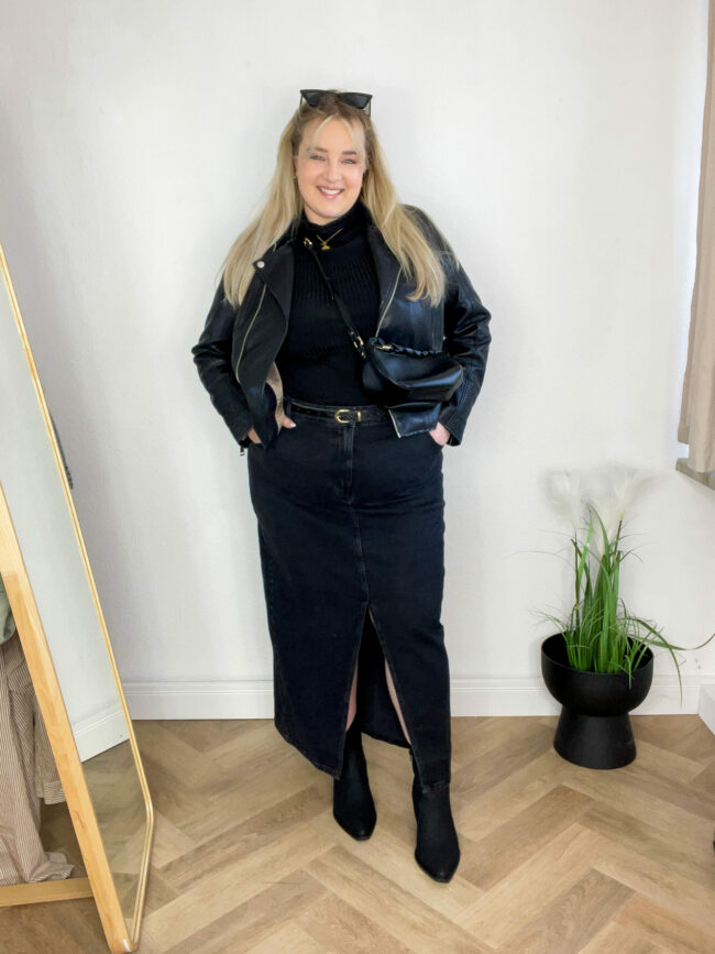 Lederjacke, Rolli Schwarz, Gürtel, Jeansrock Schwarz, Stiefel