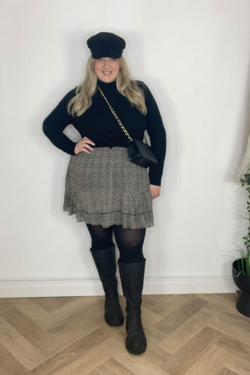 Cap, Schwarzer Rolli, Kleid Printmuster, Stiefel