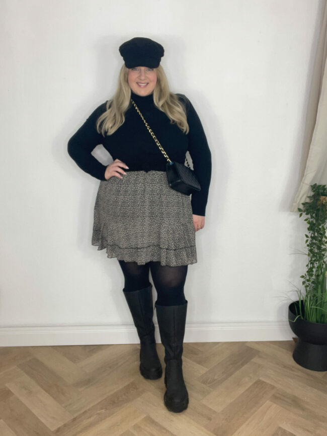 Cap, Schwarzer Rolli, Kleid Printmuster, Stiefel