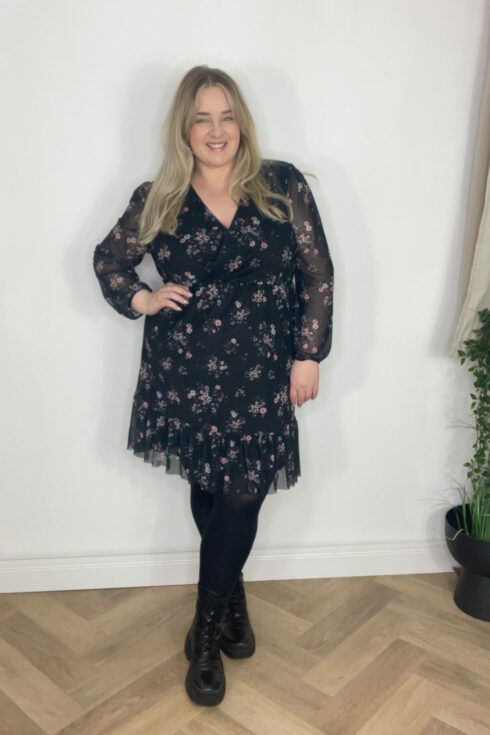 Kleid Blumenmuster, Boots