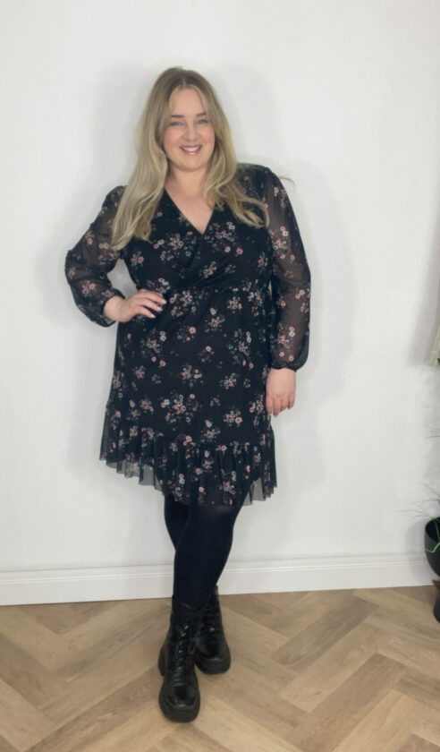 Kleid Blumenmuster, Boots